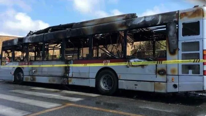 autobus avvolto dalle fiamme