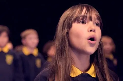 Bambina autistica canta "Hallelujah": interprtazione da brividi