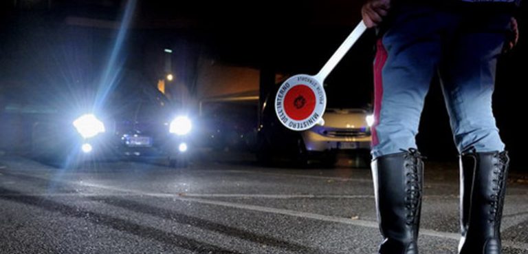 Trasporta un amico nel portabagagli: sequestrata la patente