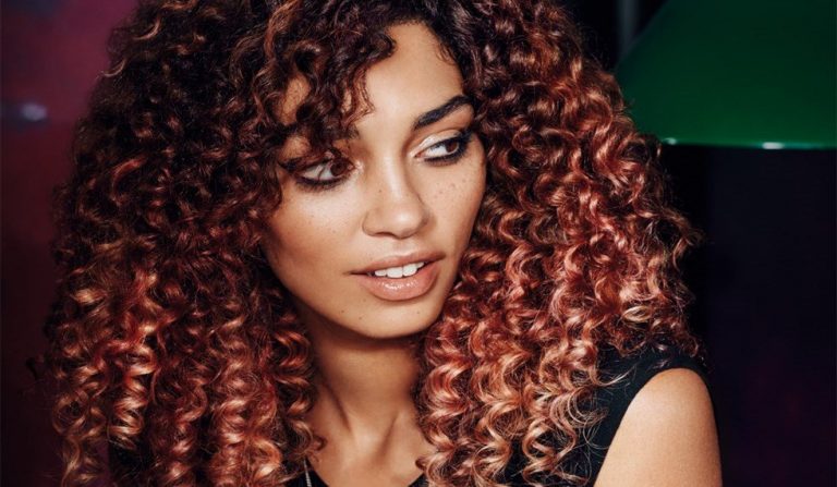 Strobing per capelli neri: come si fa