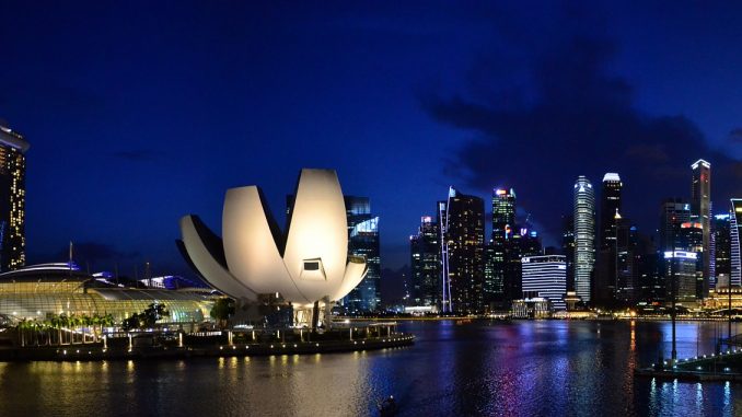 Marina Bay Sands con cielo notturno dove si trova Singapore