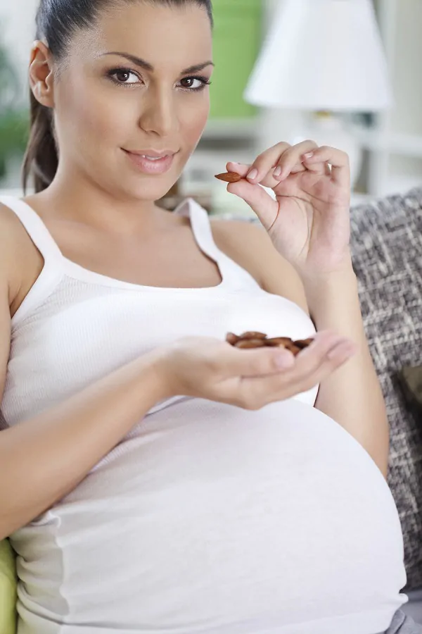 Frutta secca: fa bene in gravidanza?