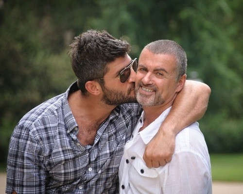 George Michael, il racconto del fidanzato: "L'ho trovato io nel letto" George Michael, il racconto del fidanzato: "L'ho trovato io nel letto"