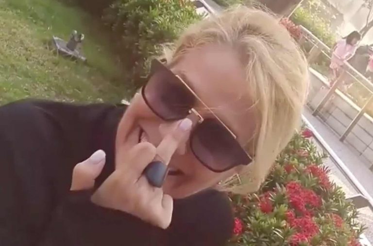 Heather Parisi fa il dito medio a Lorella Cuccarini e Lucio Presta