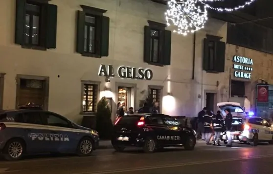 Udine: due ubriachi spaccano dieci automobili. La gente scappa