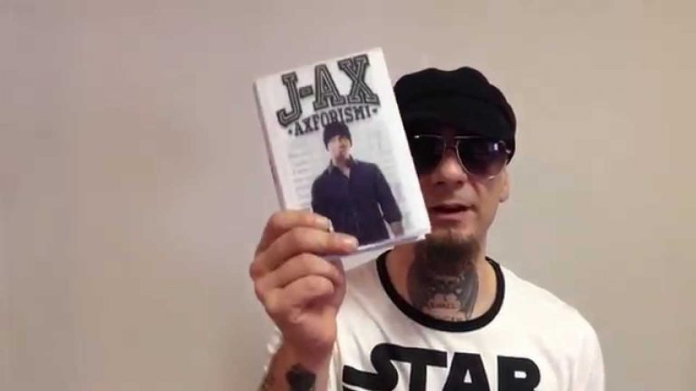 J-Ax "io compro i libri negli autogrill e al supermercato" J-Ax "io compro i libri negli autogrill e al supermercato"