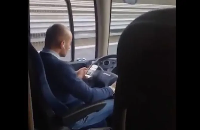 smartphone alla guida