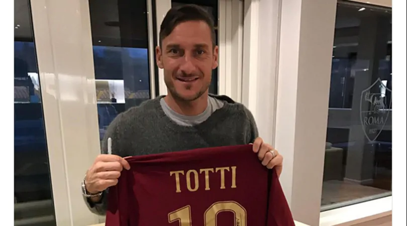 Francesco Totti mette all'asta la sua maglietta per i terremotati di Amatrice