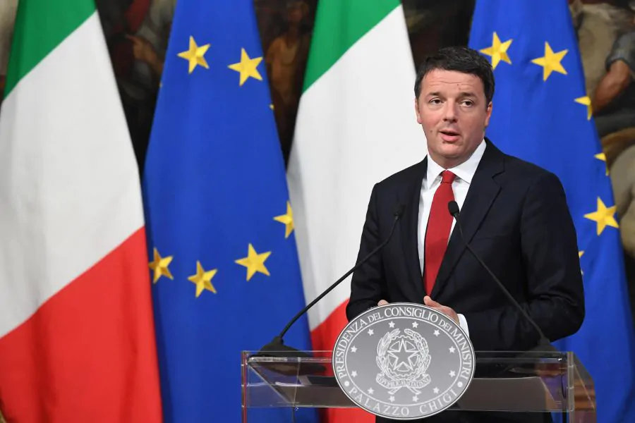 Referendum: Matteo Renzi si presenta a votare senza il documento d'identità