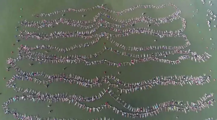 Argentina: gigantesco serpentone galleggiante umano, il video