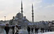 Continua l'emergenza neve a Istanbul con disagi nei trasporti