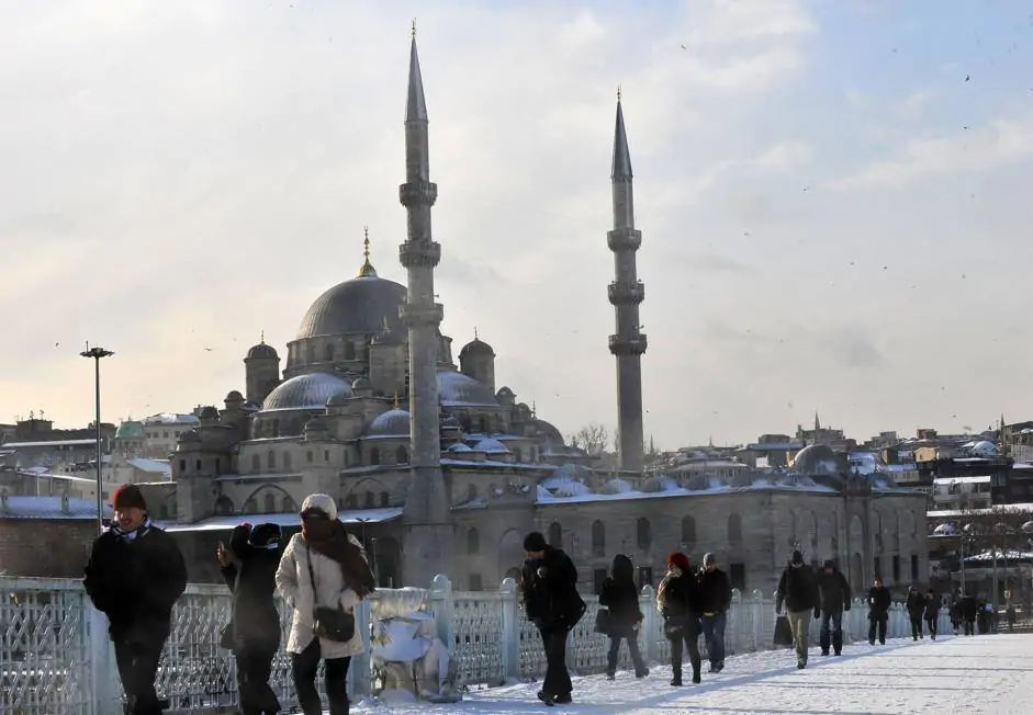 Continua l'emergenza neve a Istanbul con disagi nei trasporti