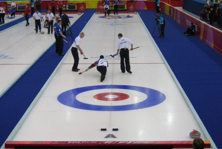 Curling: sport con la scopetta che si pratica sul ghiaccio