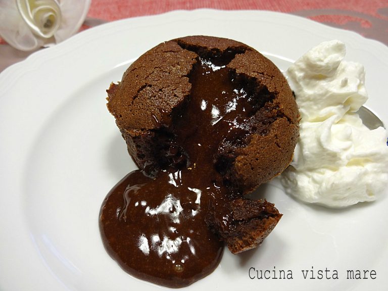 Cupcake al cioccolato fondente con cuore morbido: la ricetta