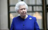La Regina Elisabetta torna in pubblico sorridente e sgargiante come sempre
