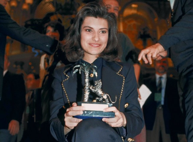 Laura Pausini, la vittoria a Sanremo con La solitudine Laura Pausini, la vittoria a Sanremo con La solitudine