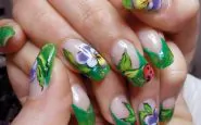 Nail art con fiori fai da te primavera con fiori fogli e coccinelle