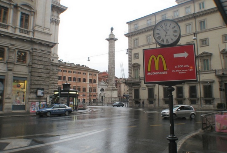 Proteste per il Mc Donald's aperto nei pressi del Vaticano