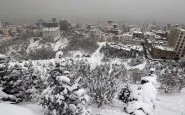 Tehran capitale dellIran coperta di neve.