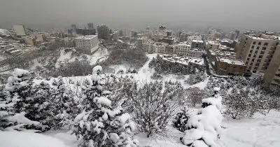 Tehran capitale dellIran coperta di neve.