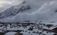 Una valanga scende lungo le Alpi italiane.