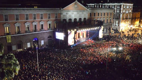 Il Capodanno a Bari di J-Ax e Fedez: 110 mila persone in piazza Il Capodanno a Bari di J-Ax e Fedez: 110 mila persone in piazza