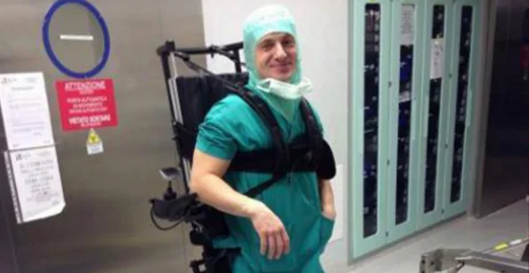 Chirurgo torna a lavorare in sedia a rotelle dopo incidente: ecco le foto