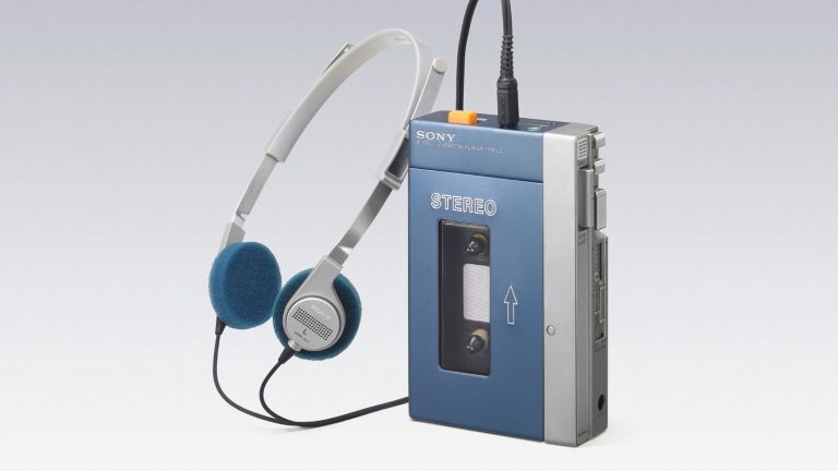 Il walkman, l'oggetto degli anni 80 da portare sempre con sè per ascoltare la musica.jpg