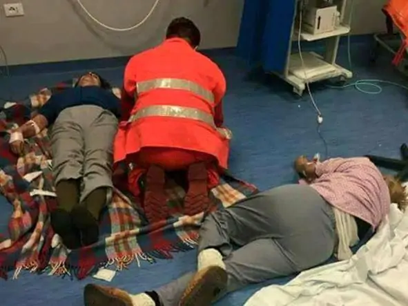 Ospedale di Nola: malati curati per terra, le foto sui social