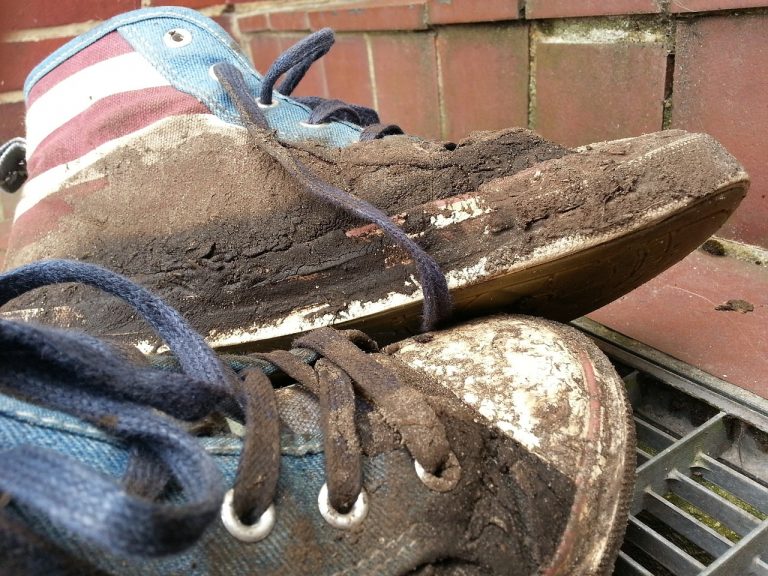 pulire le scarpe pulire le scarpe