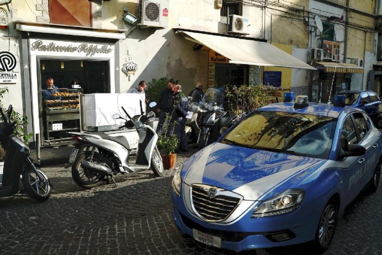 Napoli spari in strada mentre i bambini vanno a scuola. La situazione