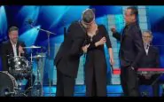 Bacio Maria De Filippi e Robbie Williams l'ironia del web