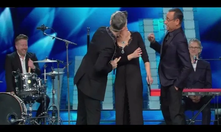 Bacio Maria De Filippi e Robbie Williams l'ironia del web