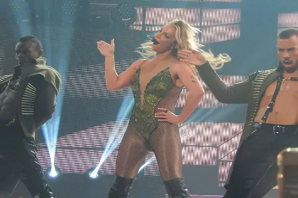 Britney Spears hot: seno fuori sul palcoscenico