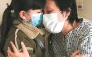 Cina bambina commove il web, salva mamma malata
