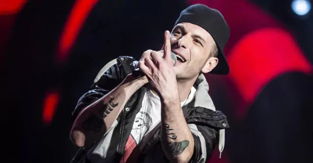 Sanremo 2017: il rapper Clementino sul palco dell'Ariston