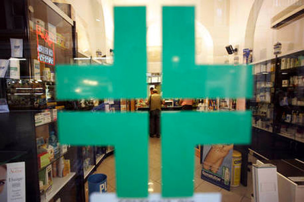 Evade da domiciliari e rapina una farmacia, il video