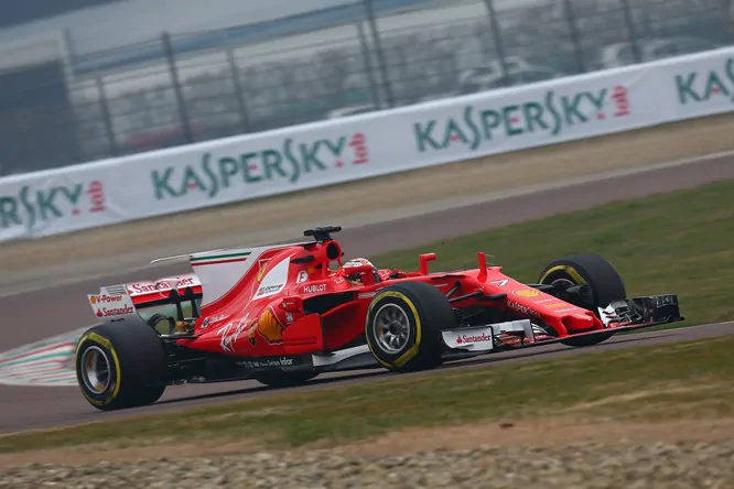 Raikkonen e Vettel scendono in pista per il primo giro con la nuova Ferrari