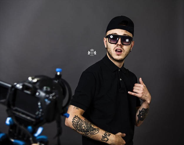 È uscito "Maleducati", il nuovo video del rapper Lazza