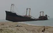 Eden V: la nave giapponese abbandonata al largo di Foggia