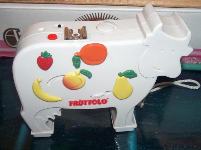 La mucca di Fruttolo, l'oggetto adorato da ogni bambino La mucca di Fruttolo, l'oggetto adorato da ogni bambino