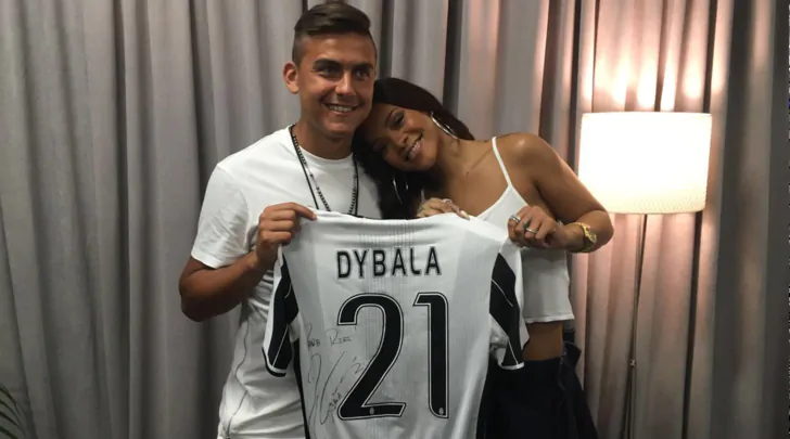 Rihanna, auguri speciali e regalo da Dybala: "Splendi come un diamante"
