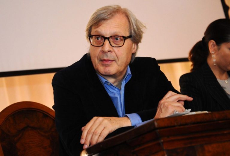 Sgarbi dona casette di cartone d'artista ai clochard di Milano
