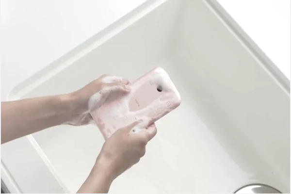 Smartphone, dal Giappone arriva quello che si lava col sapone