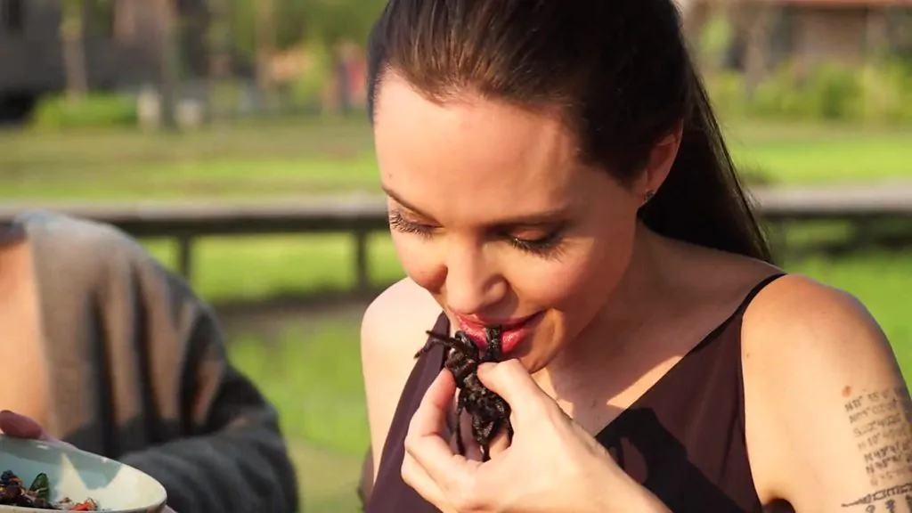 Angelina Jolie mangia insetti con i suoi figli: il video