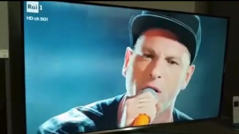 Clementino ritira il premio Clementino ritira il premio