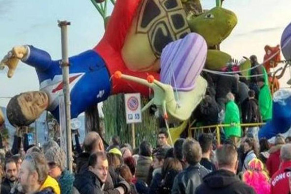 Follonica: Renzi causa sette feriti. Ma è la sua maschera