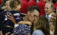 Gisele Bundchen e Tom Brady danno spettacolo al Super Bowl: il bacio hot