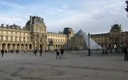 Parigi Zona Louvre isolata: Militare spara a un uomo armato