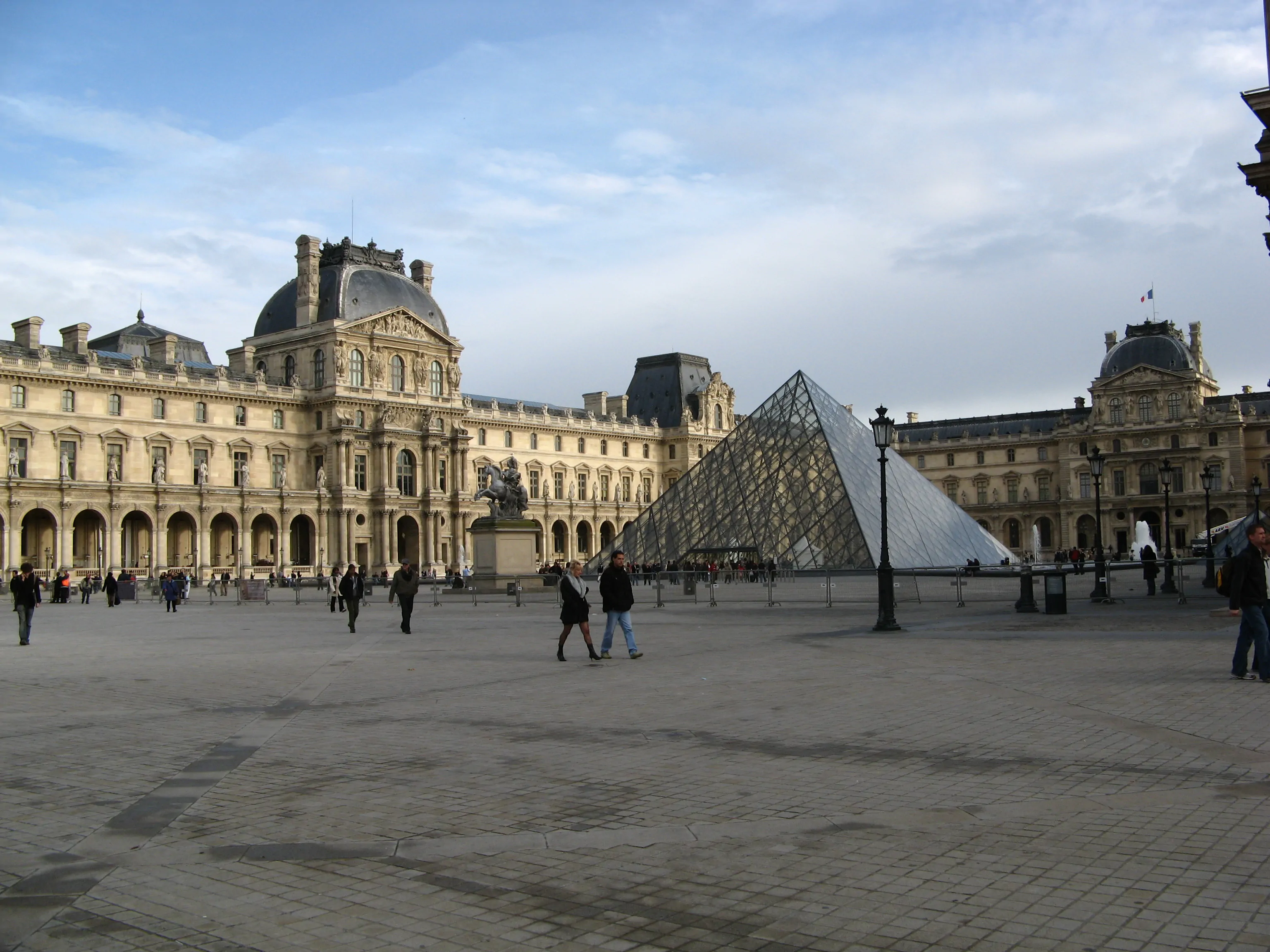 Parigi Zona Louvre isolata: Militare spara a un uomo armato
